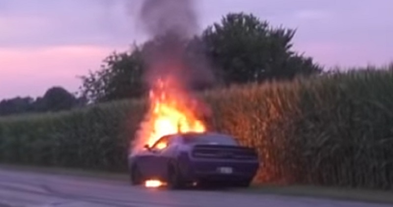 شاهد: دودج تشالنجر SRTتحترق بشكل كامل على الطريق