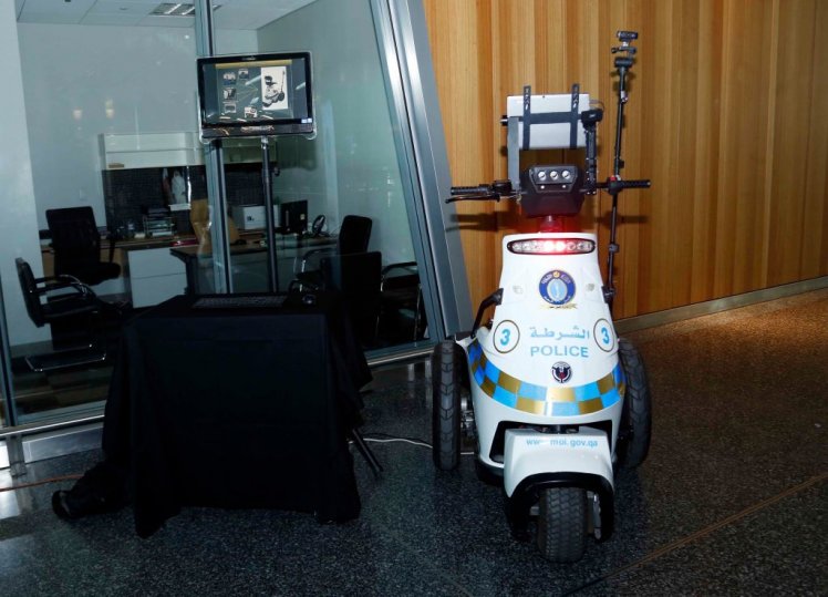  روبوت أمني ذكي فريد من نوعه في مطار حمد الدولي