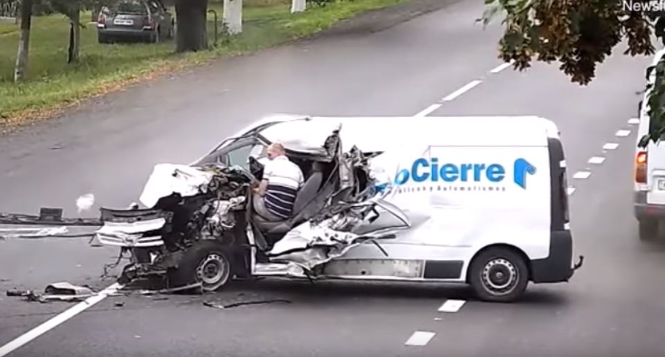 شاهد: سائق ينجو من موت محتم في حادث مروري