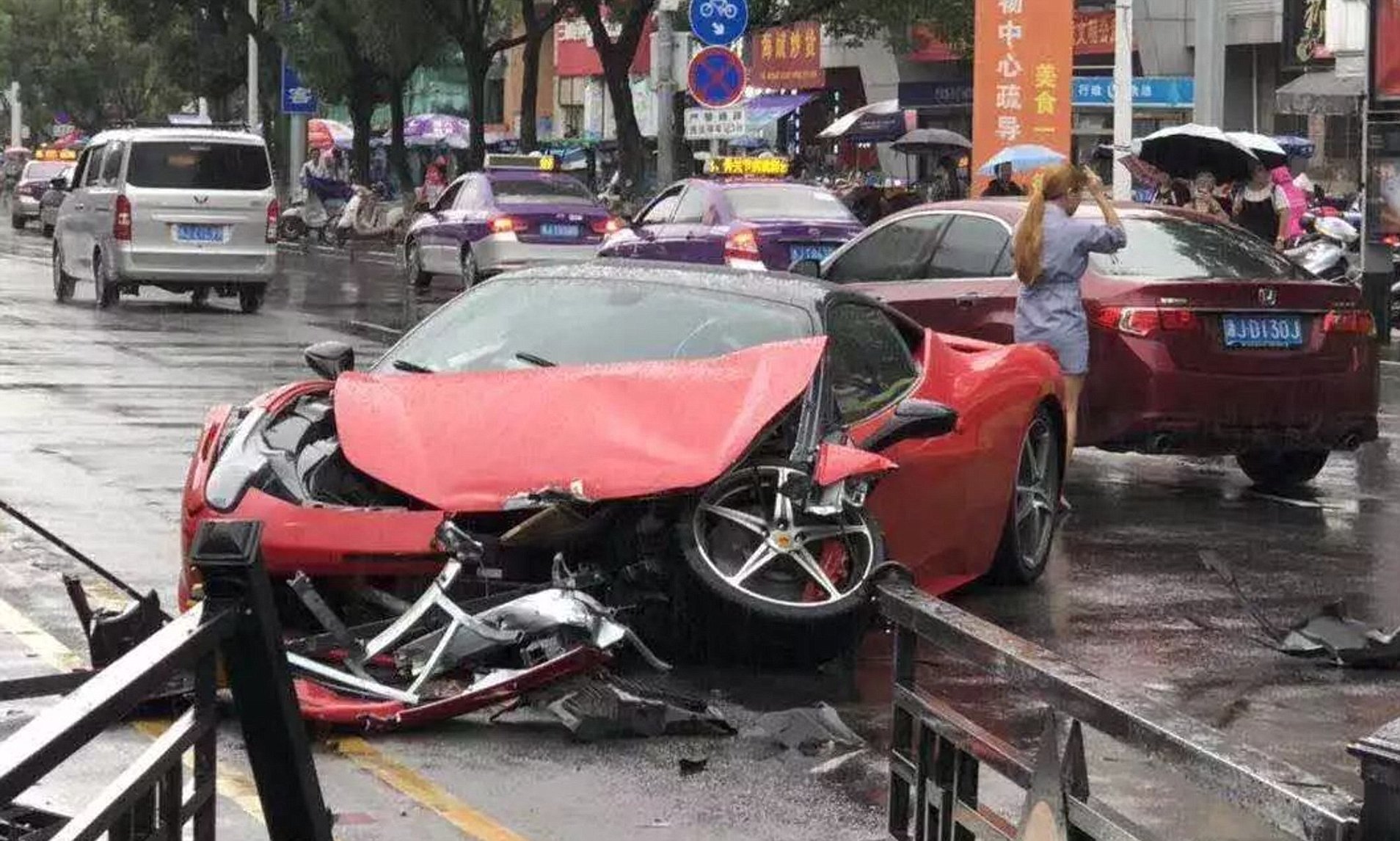 A Chinese woman destroys Ferrari in huge crash
