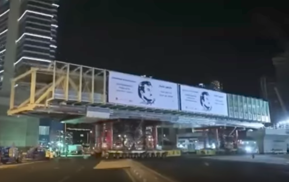 Watch.. Only in Qatar. Construction of a pedestrian bridge in 24 hours
