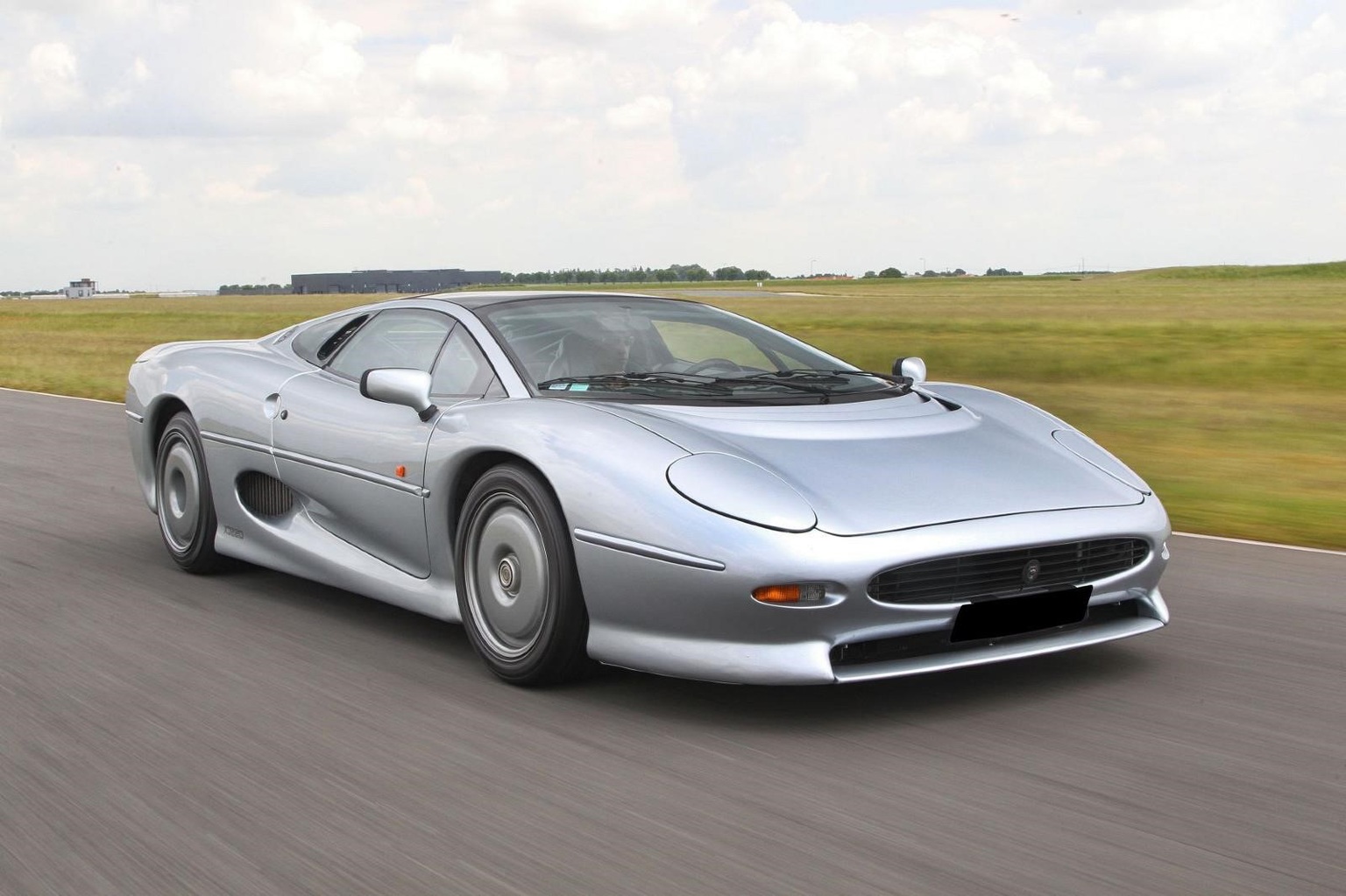 Watch: Jaguar XJ220 is not the promised one!
